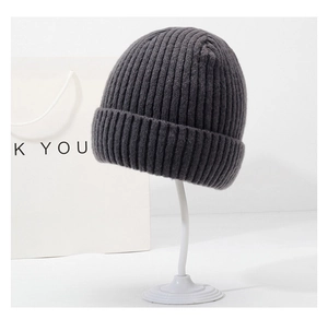 Gros plan détaillé du bonnet en maille gris foncé avec texture côtelée et large revers