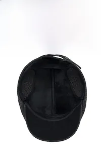 Détail de la doublure en polaire noire épaisse et du tissu texturé sur la casquette d'hiver