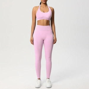 Dettaglio del set yoga rosa chiaro senza cuciture con leggings a vita alta e reggiseno