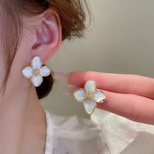 Elegante Vintage-Blumenohrringe in Weiß mit vergoldetem Kern für einen süßen, edlen Look