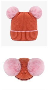 Bonnet tricoté enfant pour l'hiver avec double pompon rose et texture côtelée