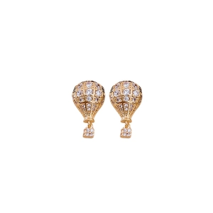 Boucles d'oreilles montgolfières dorées avec zircons blancs sur fond blanc