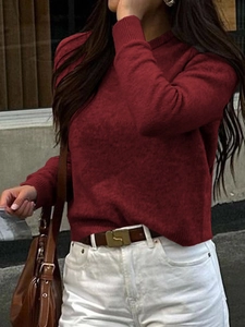 Dettaglio di un maglione a maniche lunghe rosso a collo alto con trama a coste