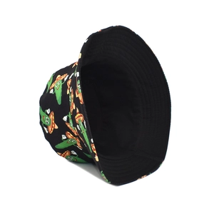 Detalle de gorro de pescador negro con estampado de cactus y sombreros naranjas divertidos
