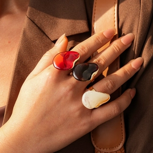 Ensemble chic de trois bagues en résine rouge rubis, café et blanc marbré dorées