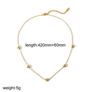 Détail d'un collier en or 18 carats avec cinq cœurs ornés de micro-diamants incrustés