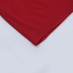 Gros plan de la robe en maille côtelée rouge montrant les coutures et la texture