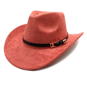 Detailansicht eines rostroten Cowboyhutes aus Wildleder mit schwarzem Lederband und Schnalle