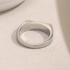 Minimalistischer breiter flacher Edelstahlring mit poliertem Silberfinish in Nahaufnahme