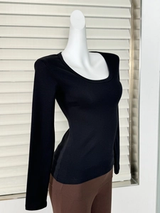 Vista laterale del top nero in maglia slim fit con scollo a U su un manichino