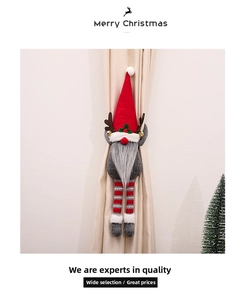 Detailansicht einer 3D Weihnachtsgnom Vorhangschließe mit Rentiergeweih auf beige Vorhang