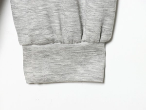 Nahaufnahme der grauen Strickbündchen mit Fokus auf hochwertige Nähte und weiche Textur