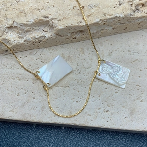 Elegante goldene Edelstahl-Halskette mit weißem Perlmutt-Anhänger der Jungfrau Maria.