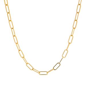 Vue détaillée du collier chaîne trombone doré avec des maillons ovales lisses