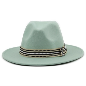 Dettaglio cappello fedora in feltro menta con nastro a righe e tesa larga classica