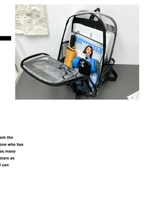 Detalle que muestra la gran capacidad y la organización de la mochila de PVC transparente