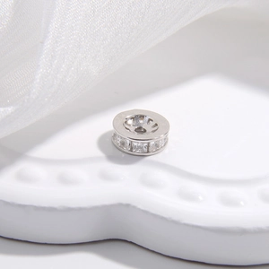 Vista macro di distanziatore in argento S925 con zirconi per creazione gioielli DIY