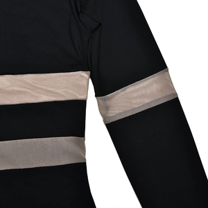 Détail de rayures en résille beige transparentes sur robe moulante noire à manches