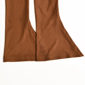 Detaillierte Makroansicht der braunen Strickhose mit ausgestelltem Bein und Saum
