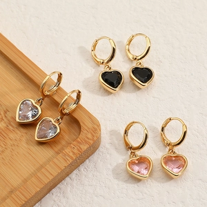Détails des boucles d'oreilles créoles cœur avec pierres de zircone colorées