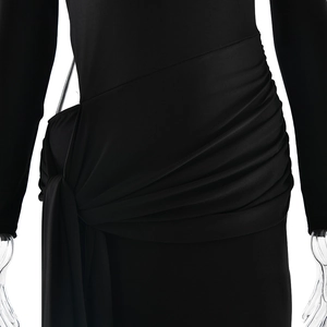 Detailansicht der schwarzen Kleid-Taille mit seitlicher Raffung und elegantem Knoten