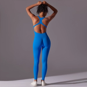 Details des blauen nahtlosen Gym-Jumpsuits mit offenem Rücken und dehnbarem Stoff