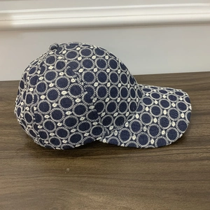 Gros plan détaillé de la casquette bleue avec broderie géométrique blanche