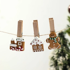 Détail de pinces en résine de pain d'épices et maison suspendues sur une corde de Noël