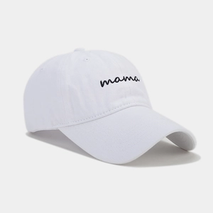 Détail de la broderie mama sur une casquette de baseball en coton blanc délavé