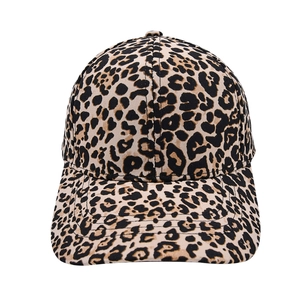 Gros plan du motif léopard classique et des coutures sur la visière courbée de la casquette