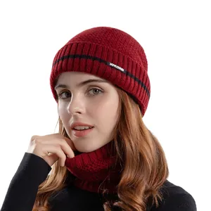 Set berretto in maglia e scaldacollo rosso scuro con fodera in pile invernale