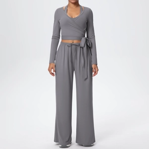 Détail du haut gris à manches longues et col en V avec pantalon de yoga à jambe large