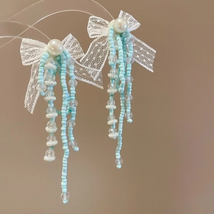 Orecchini a fiocco in chiffon con nappine di perline azzurre e perle bianche da donna