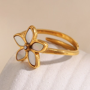 Vue macro de la bague fleur en or 18 carats avec pétales en nacre sur pierre