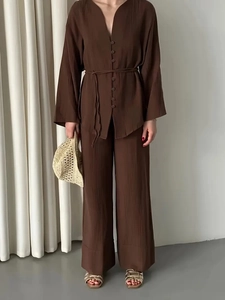 Elegante set marrone scuro con camicia scollo a V e pantaloni larghi operati