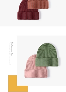 Texture de maille détaillée des bonnets docker en bordeaux, orange et rose avec côtes