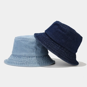 Klassische Fischerhüte aus Denim in Dunkel- und Hellblau mit breiter Krempe als Sonnenschutz