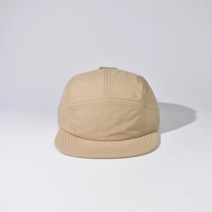 Vue de face d'une casquette camping 5 panels kaki avec zones d'aération laser et bord plat