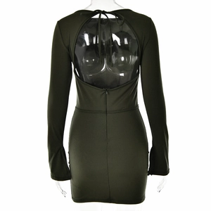 Détail du dos nu de la mini robe vert foncé avec nœud élégant et fermeture éclair