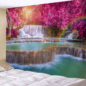 Vue détaillée d'une tapisserie de forêt rose avec cascade pour la déco d'une chambre