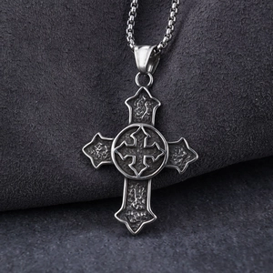 Détail macro du pendentif double croix gothique avec relief et finition vintage