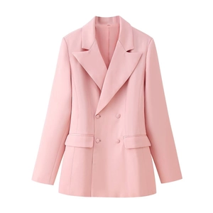 Blazer rose croisé pour femme avec revers en pointe et poches à rabat sur fond blanc