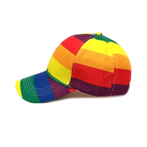 Vue latérale d'une casquette de baseball rayée arc-en-ciel avec visière incurvée