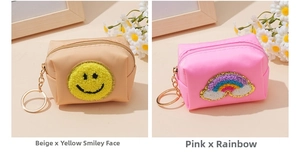 Detailansicht der Mini-Taschen mit Chenille-Stickerei in Smiley- und Regenbogen-Design
