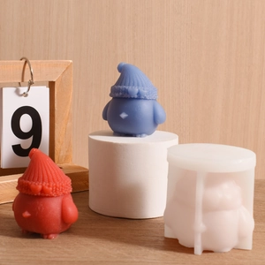 Dettaglio dello stampo in silicone e pulcini in gesso con trama a maglia del cappello