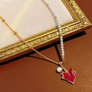 Détail du collier feuille d'érable plaqué or 18K avec zircon et élégante perle pendante