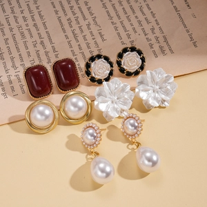 Boucles D'oreilles Pendantes En Alliage Fausse Künstliche Perle Résine Fleur Avec Tige En Argent Style Rétro Élégant Accessoire Femmes