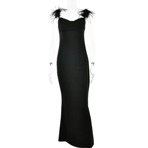 Robe longue moulante noire élégante avec bretelles en plumes et col bénitier sexy