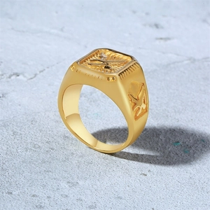 Gros plan détaillé de la bague chevalière aigle plaquée or 18 carats avec relief gravé