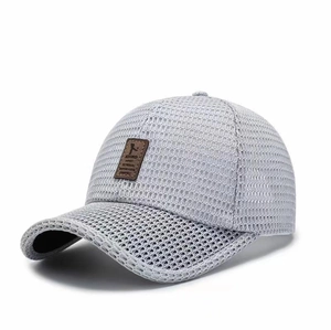 Atmungsaktive hellgraue Mesh-Baseballkappe mit Leder-Patch in der Seitenansicht